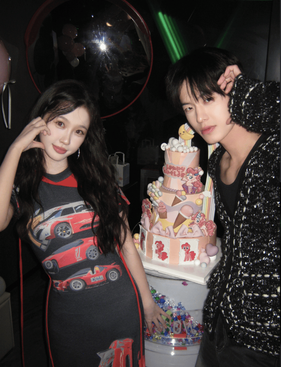 何与为虞书欣庆生互动亲昵 二人打扮潮酷男帅女美