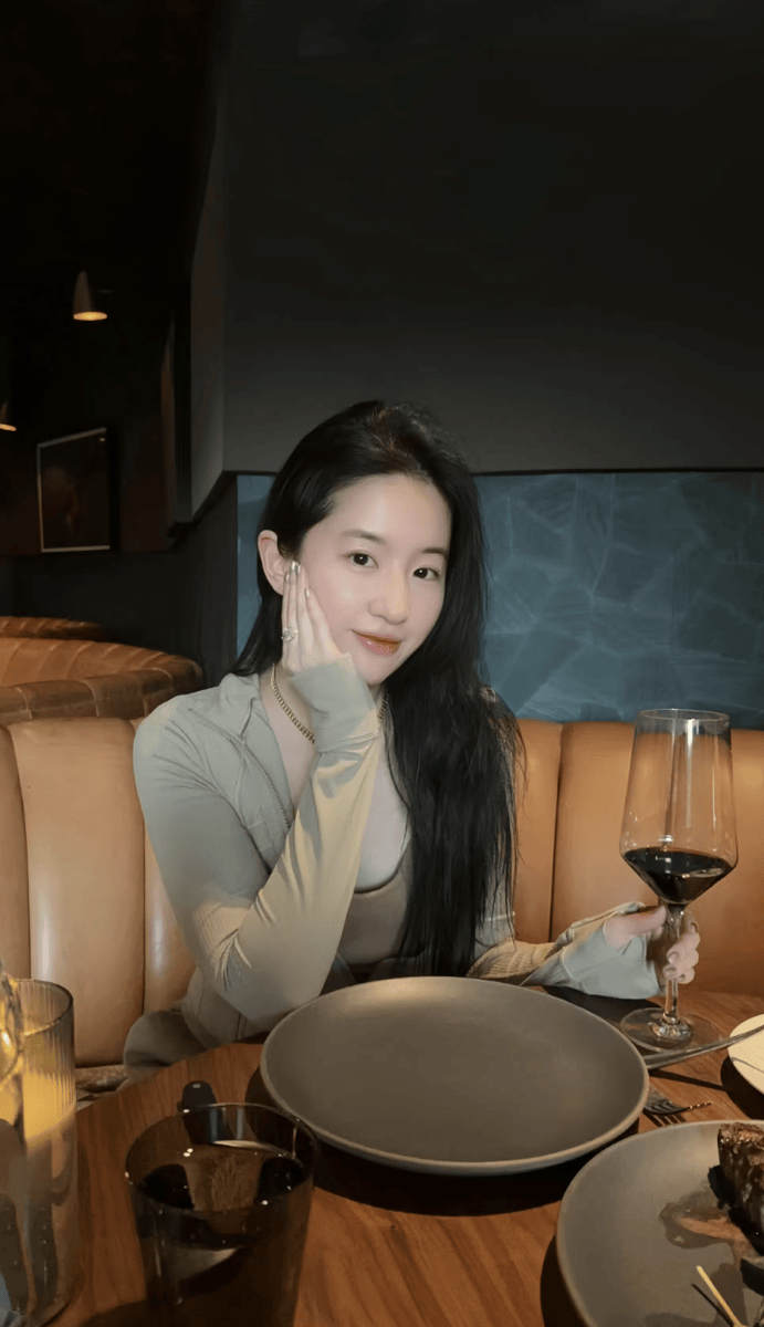 刘亦菲休闲穿搭状态松弛 漫步街头自由随性