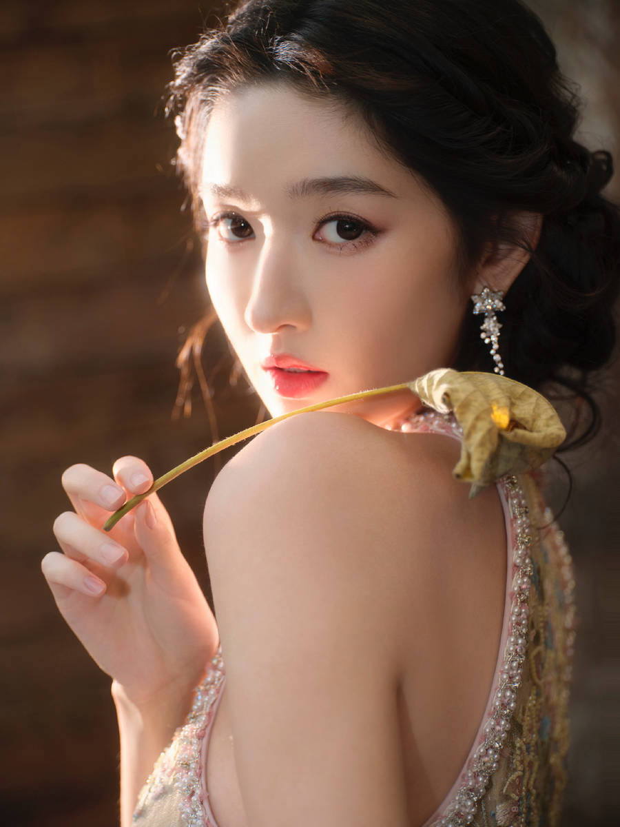 王玉雯珍珠绣花挂脖裙仙气飘飘 托腮甜笑娇俏优雅