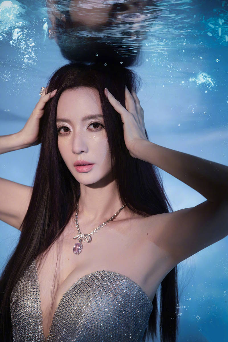 张萌穿碎钻裙化身美人鱼 身材凹凸有致性感魅惑