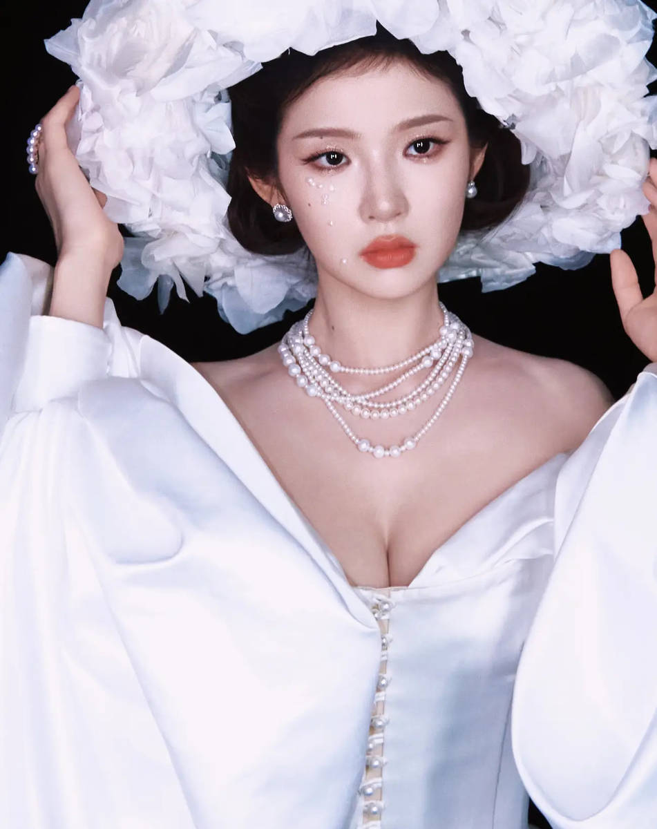 张淼怡穿深V礼服又纯又欲 垂眸沉思更添迷人韵味