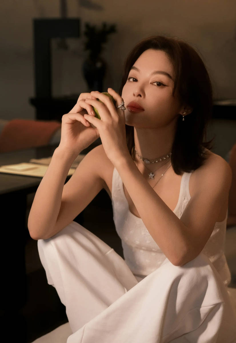 辛芷蕾冬至晒居家氛围感美照 笑容明媚松弛感拉满