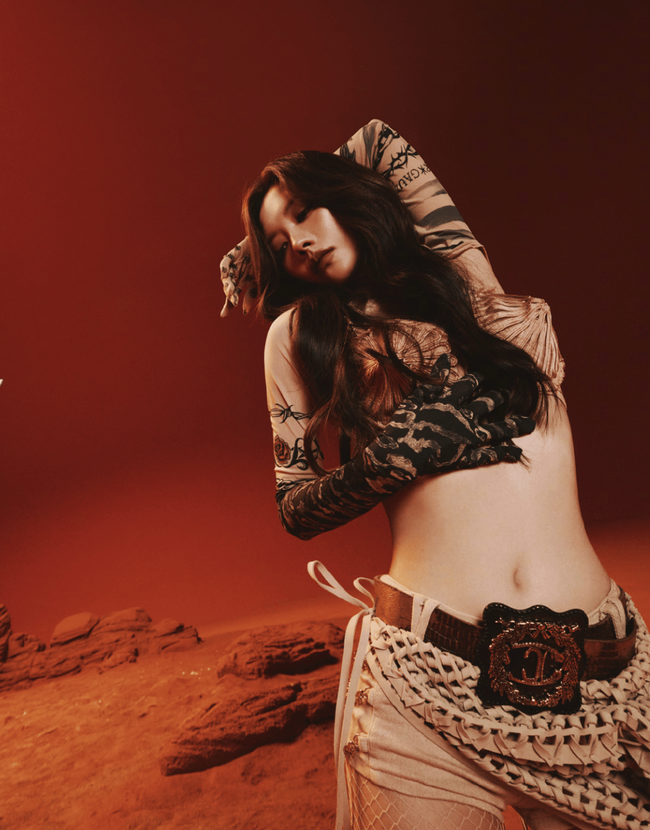 王霏霏穿子弹胸甲锋利夺目 迷你短裤展露腿部线条-第9张图片-旧杳电影网