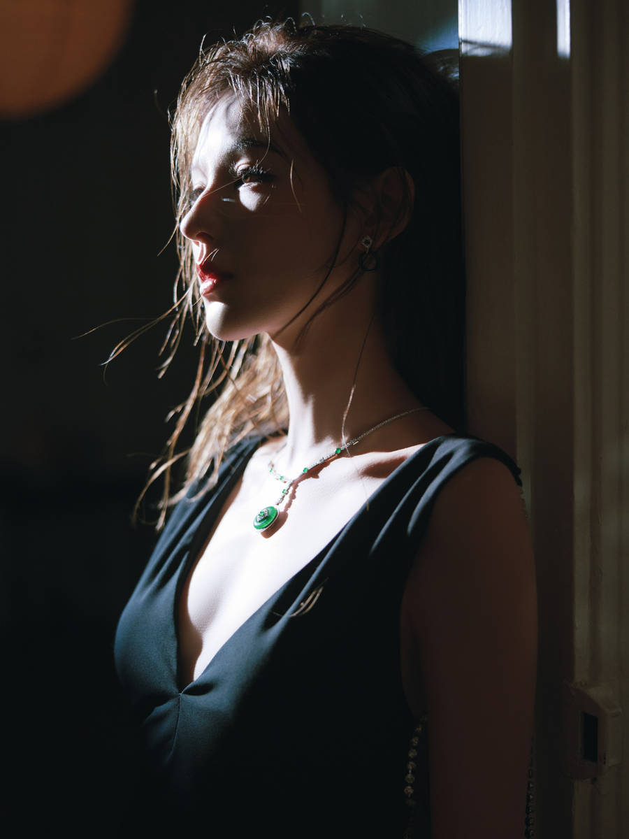 张予曦穿深V黑裙性感明艳 红唇亮眸氛围感满满