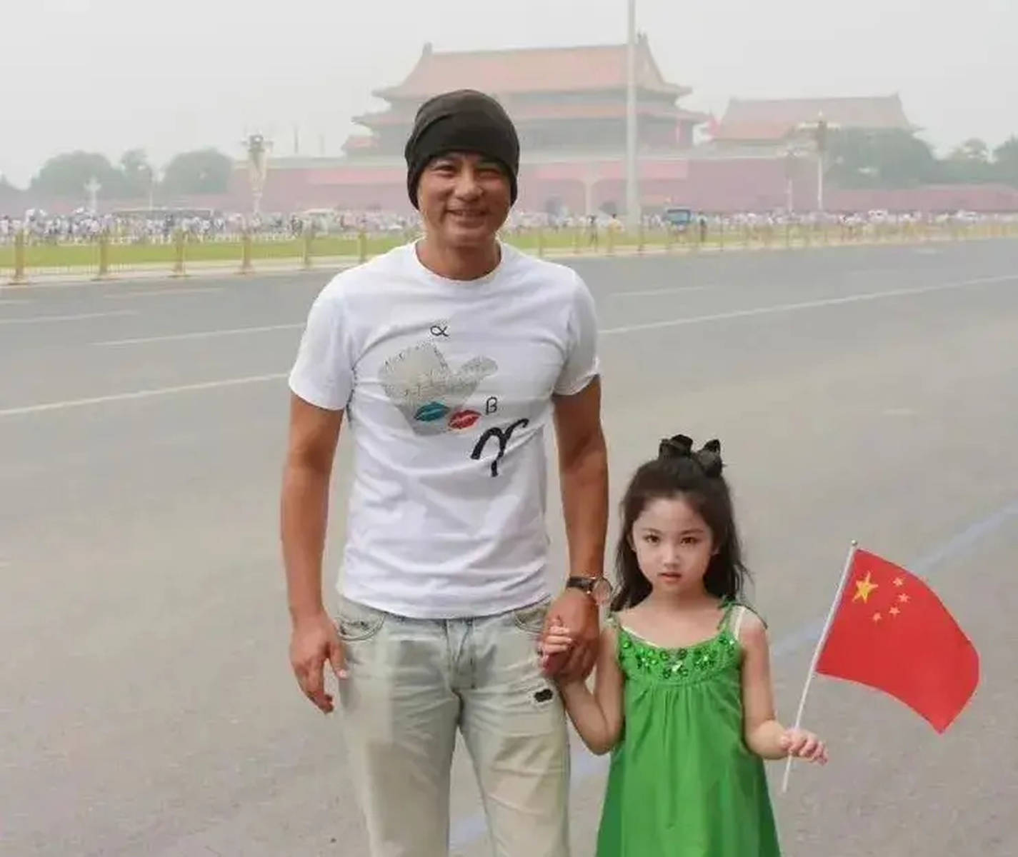 任达华女儿任晴佳晒庆生照！穿红色露肩裙明媚大方