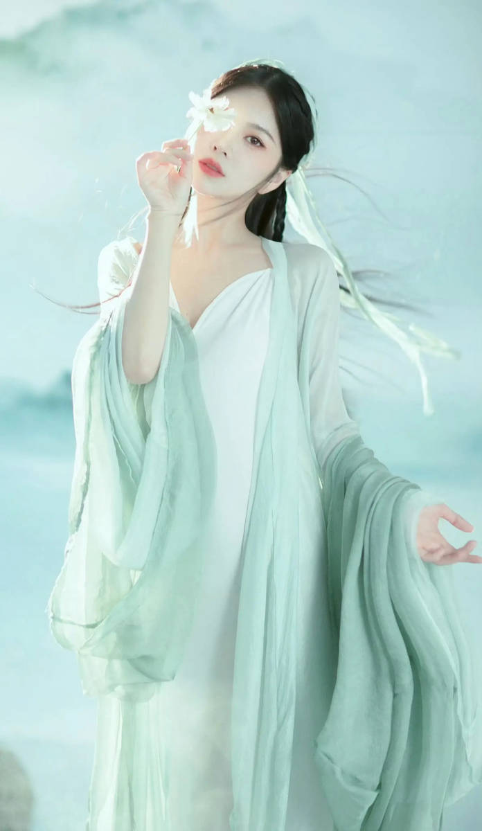 王灿挑战古装造型端庄大气 手拿白色花朵明媚动人