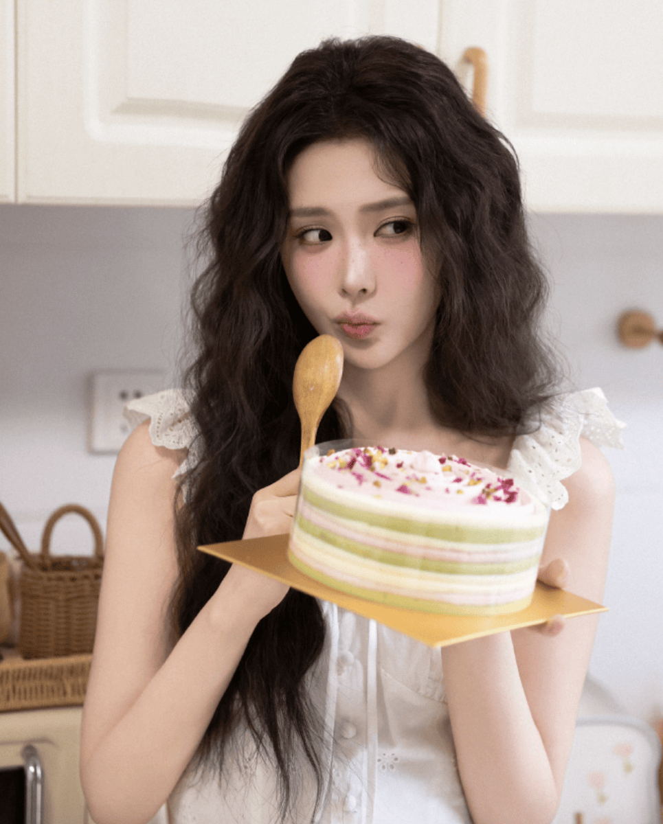 王艺瑾穿白蕾丝裙温柔灵动 雀斑妆精致亮眼