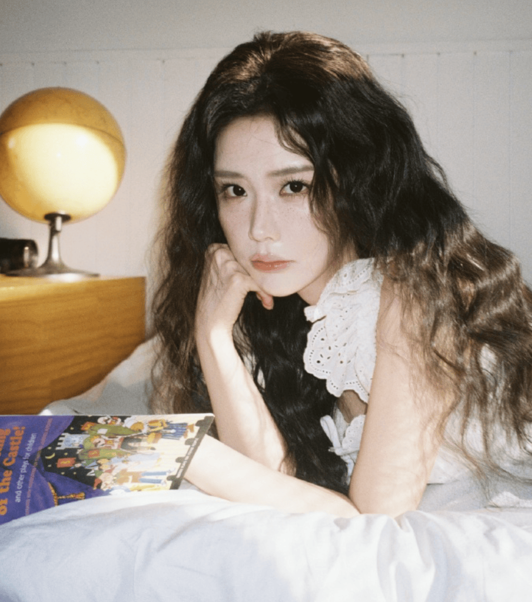 王艺瑾穿白蕾丝裙温柔灵动 雀斑妆精致亮眼