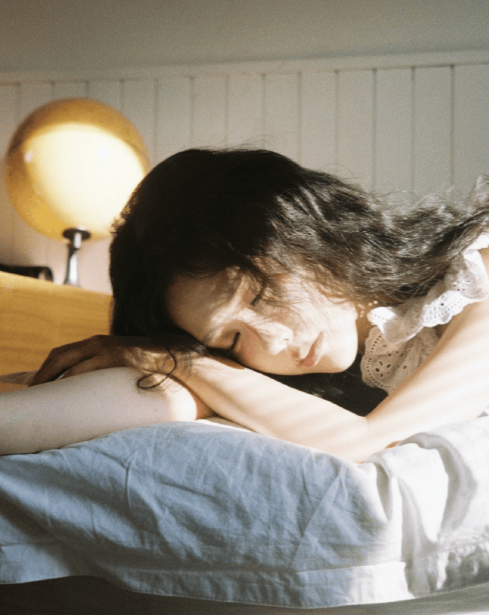 王艺瑾穿白蕾丝裙温柔灵动 雀斑妆精致亮眼