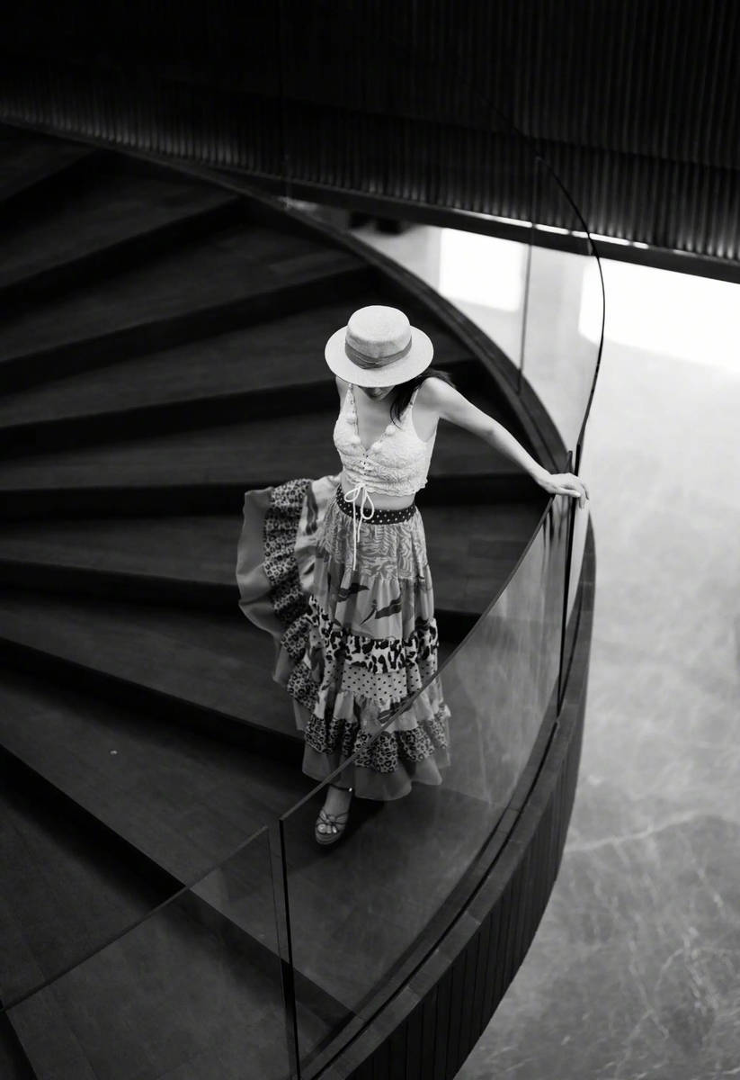 严屹宽妻子晒全家福！一家三口去印尼旅游心情好