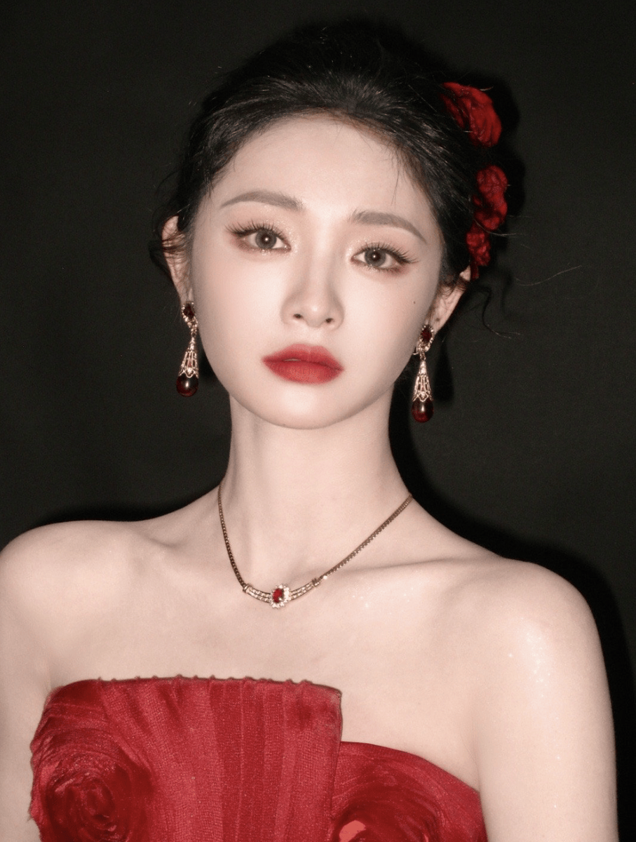 周洁琼一袭红裙气质柔媚 红玫瑰点缀画面神态娇俏