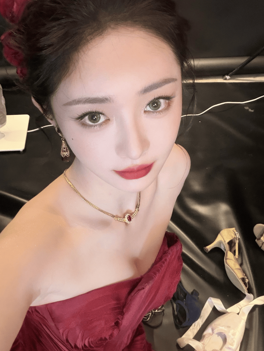 周洁琼一袭红裙气质柔媚 红玫瑰点缀画面神态娇俏