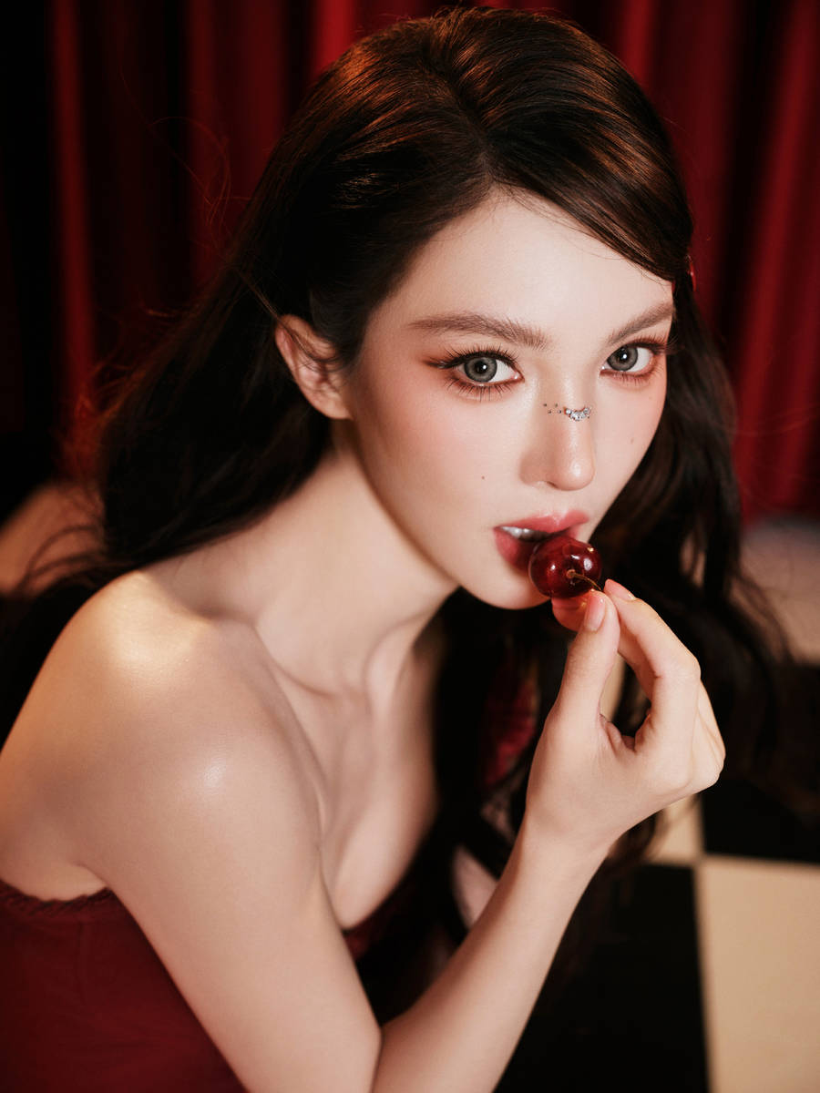 金晨一袭红色纱裙化身玫瑰女郎！舞姿优美身材性感