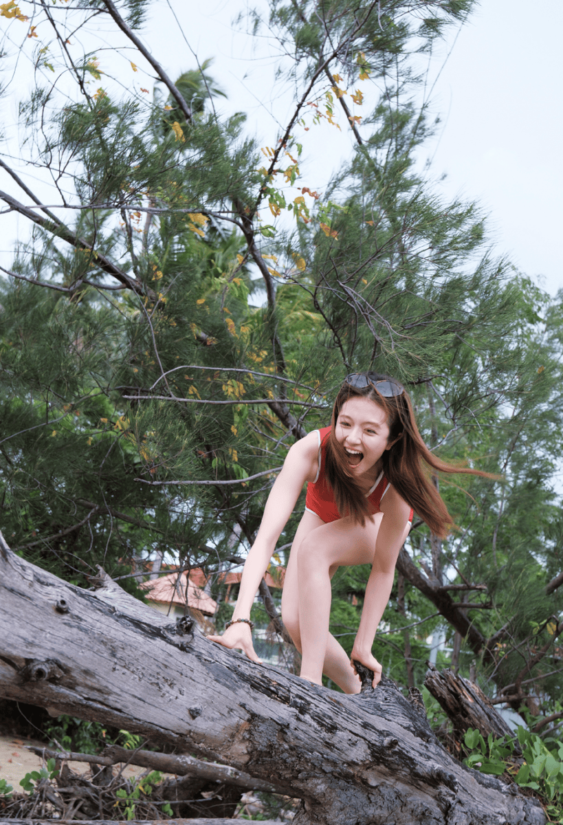 李兰迪穿红色泳衣身材吸睛 尽显盛夏的活力与明媚