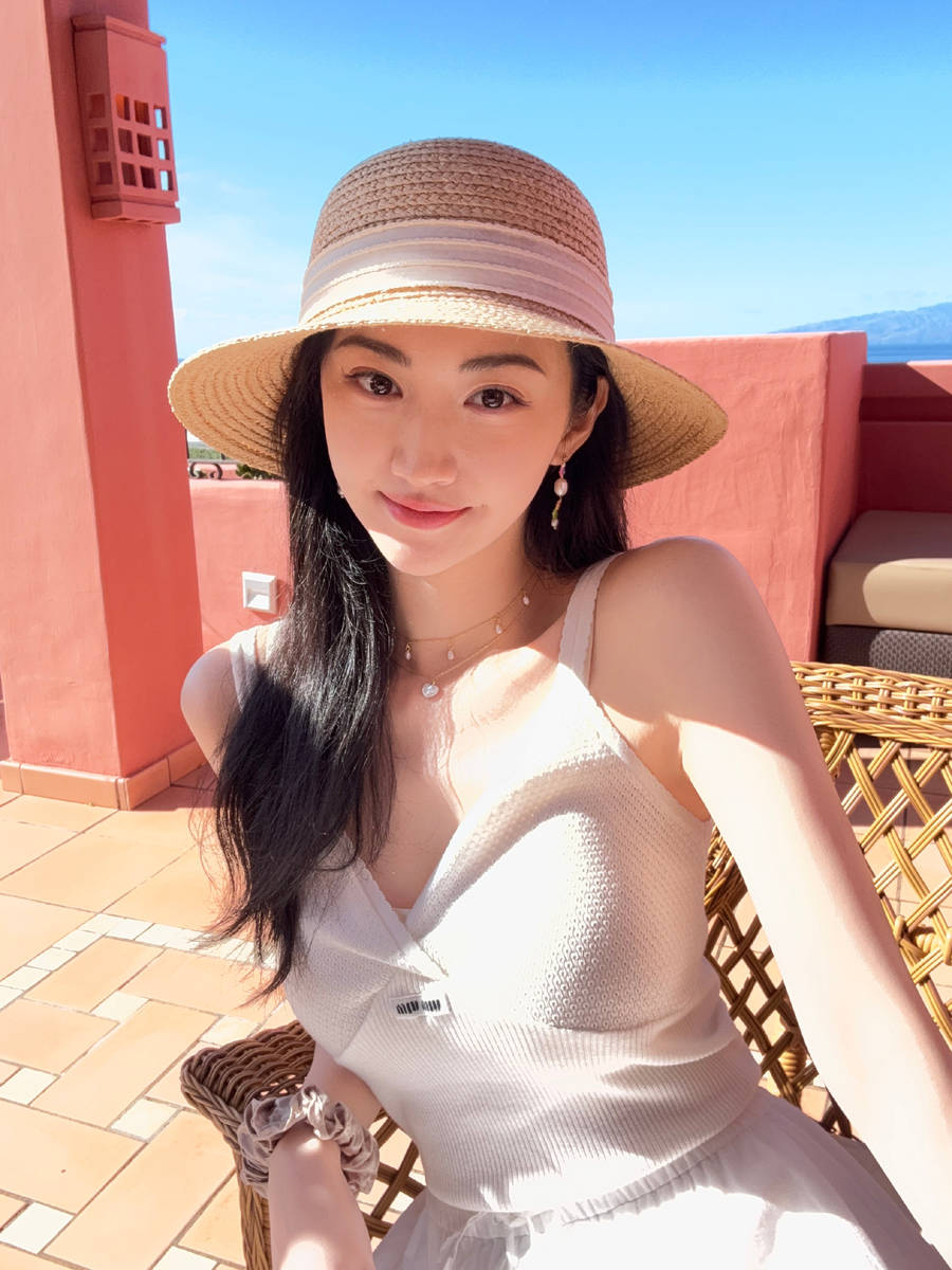 景甜晒海边美照好养眼！穿白色吊带裙气质清新靓丽