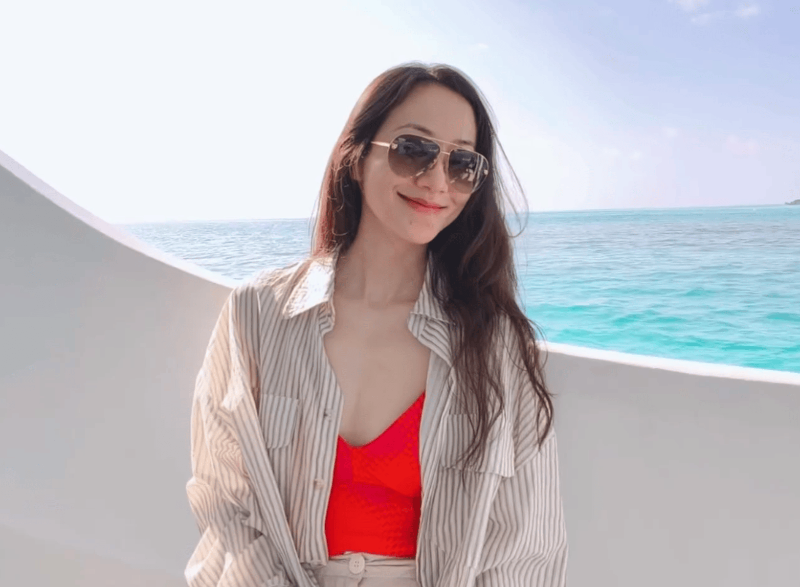 韩雪乘坐游艇出海心情好！穿红色小吊带明艳吸睛