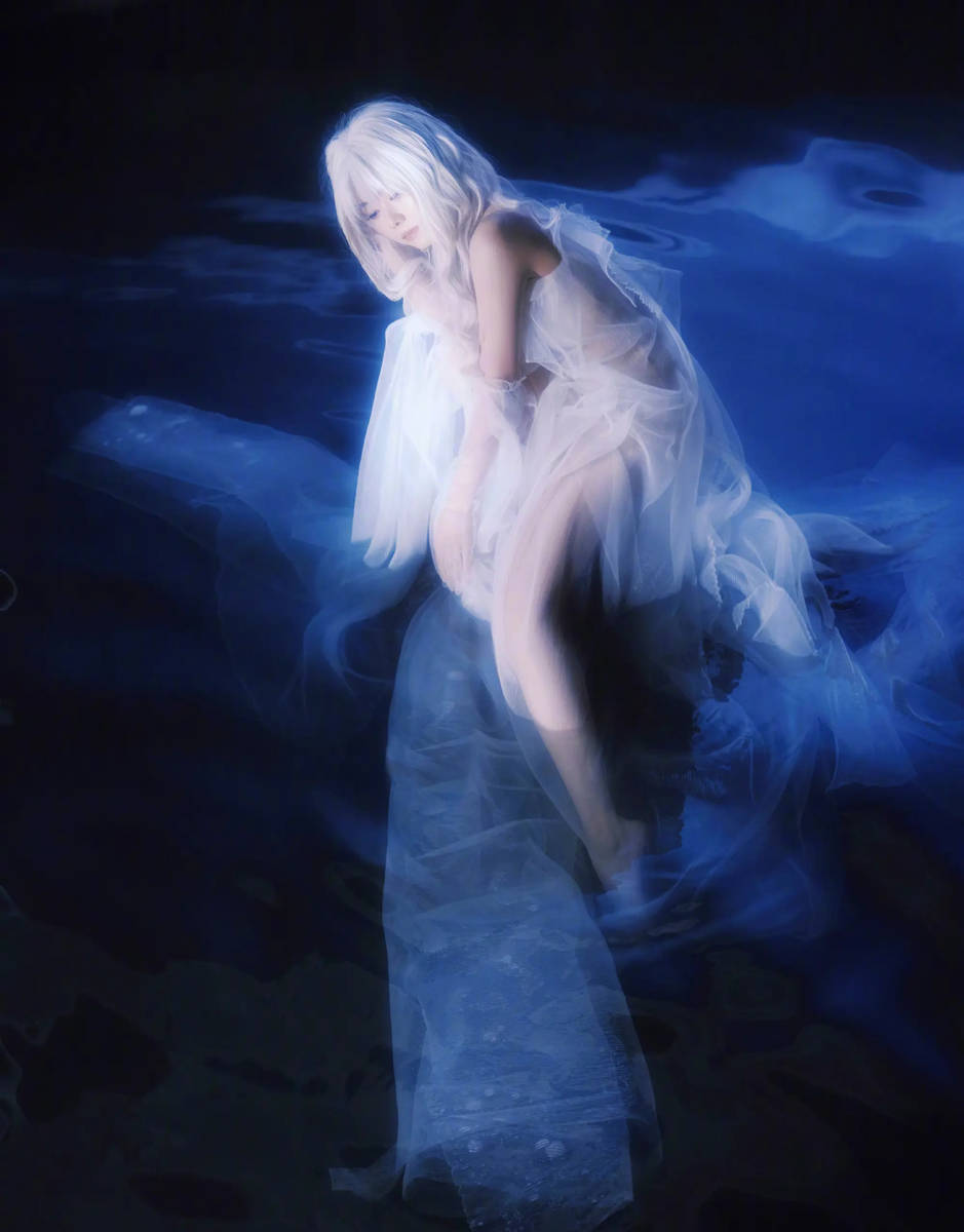 谭松韵白裙白发清冷又优雅 垂眸深思宛如神女降临