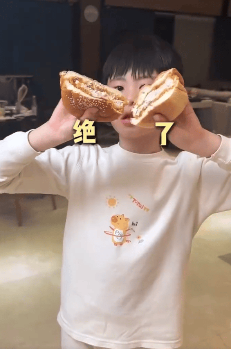 秋瓷炫给儿子制作豪华汉堡！啪嗒夸妈妈做的最好吃