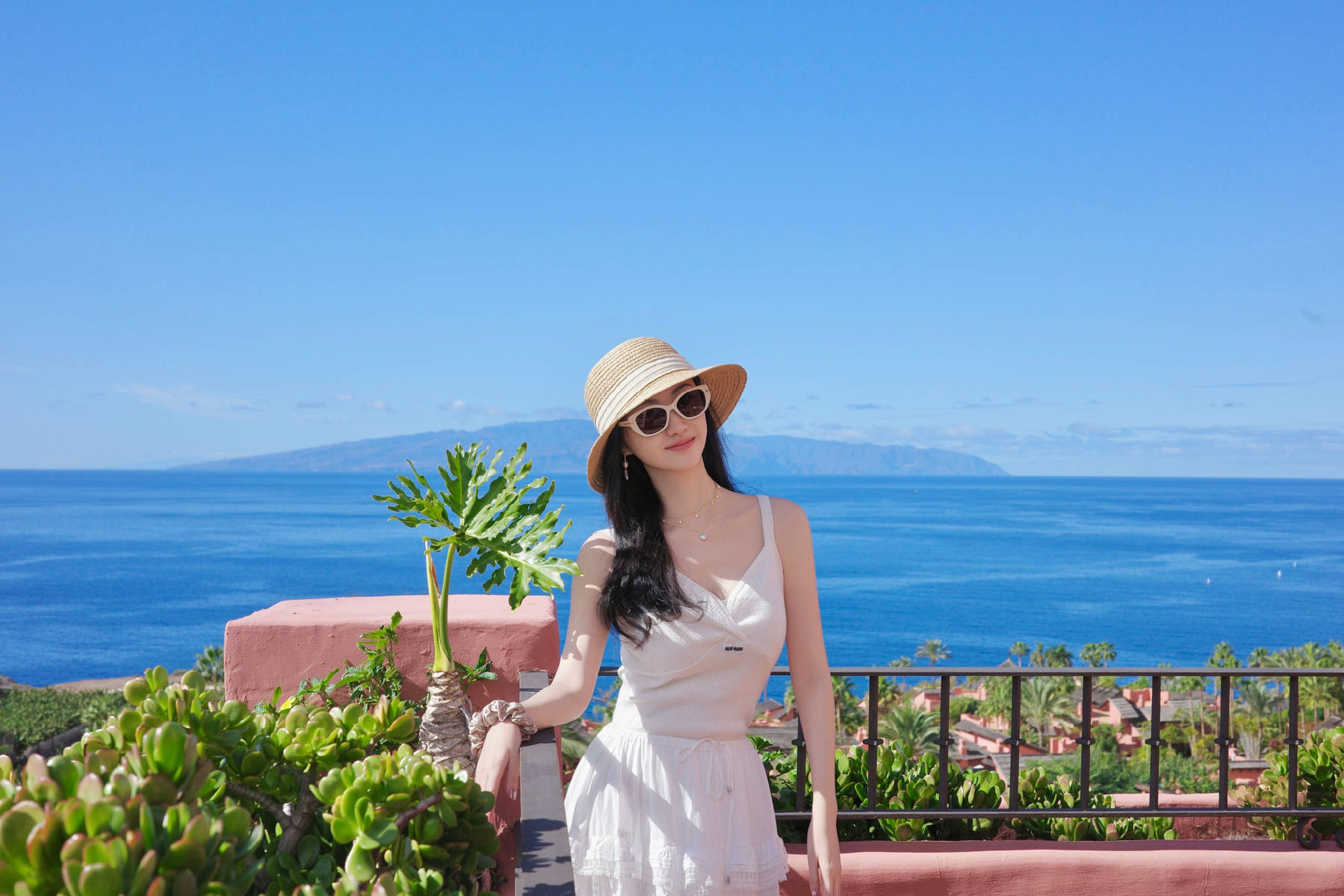 景甜晒海边美照好养眼！穿白色吊带裙气质清新靓丽