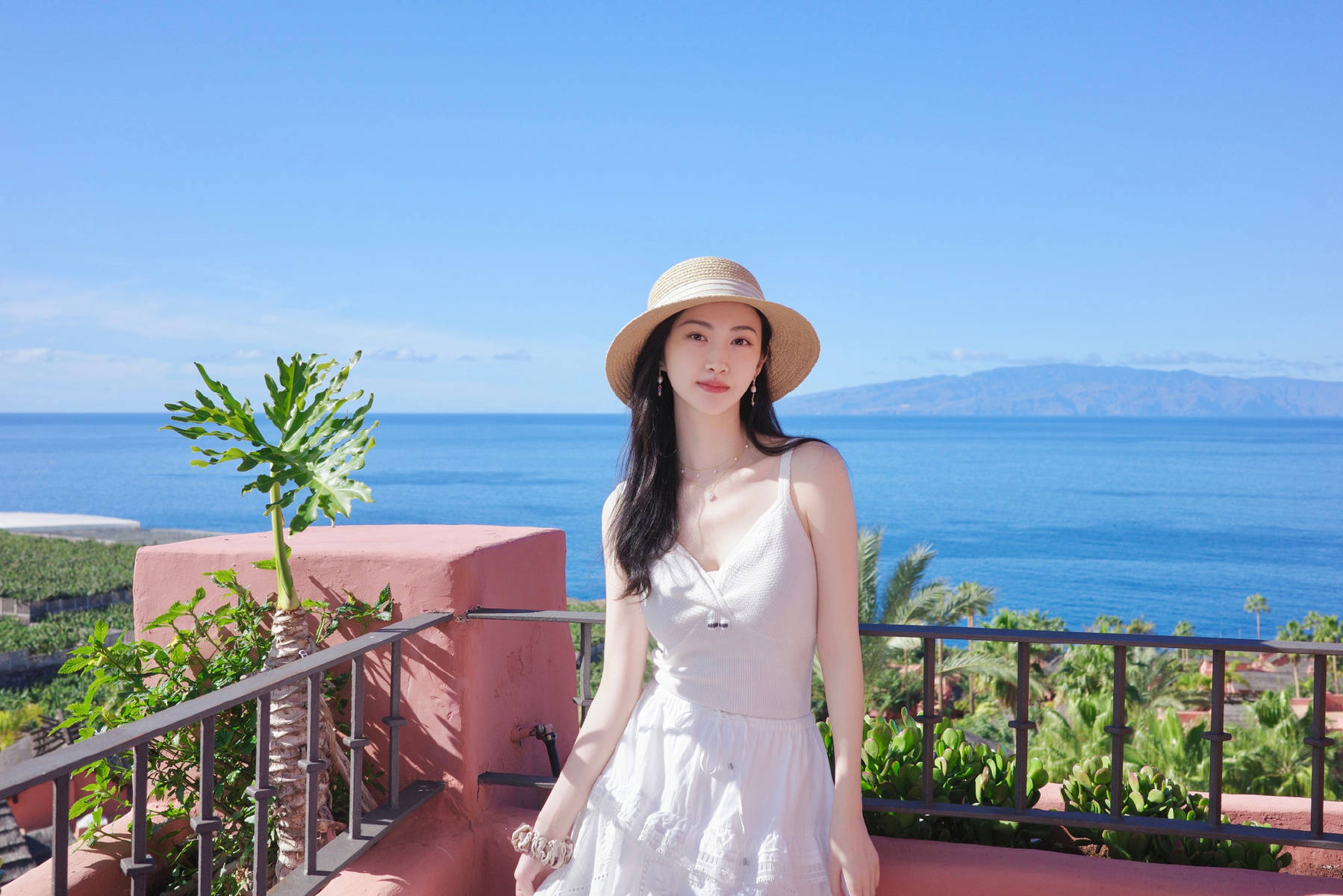 景甜晒海边美照好养眼！穿白色吊带裙气质清新靓丽