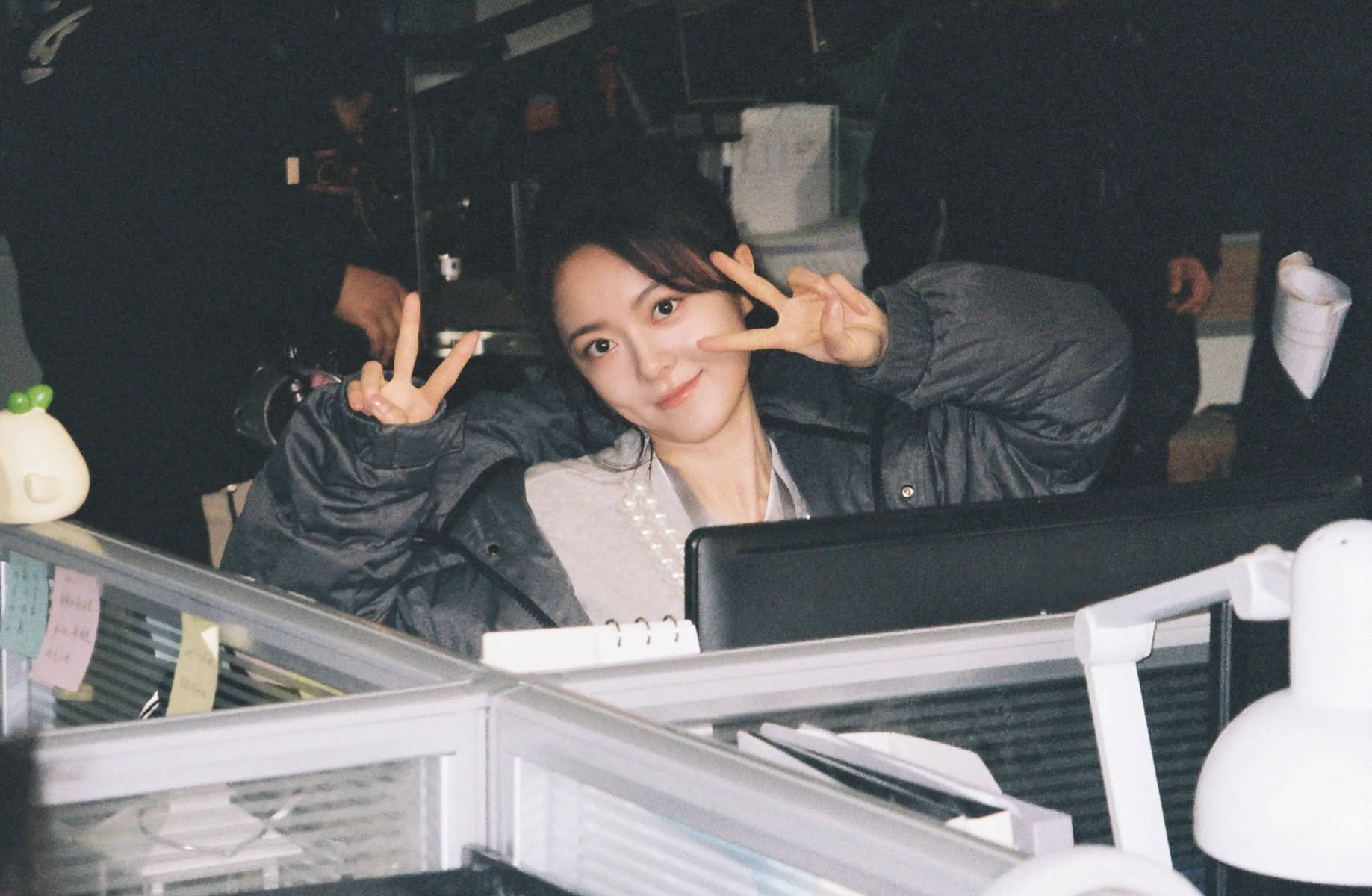 赵今麦冬日随拍表情搞怪活泼 笑容甜美少女感满满