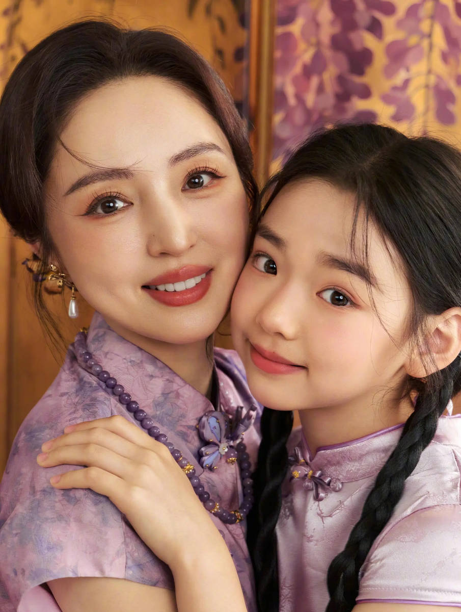 董璇与小酒窝同穿紫色系旗袍 母女俩贴贴颜值能打