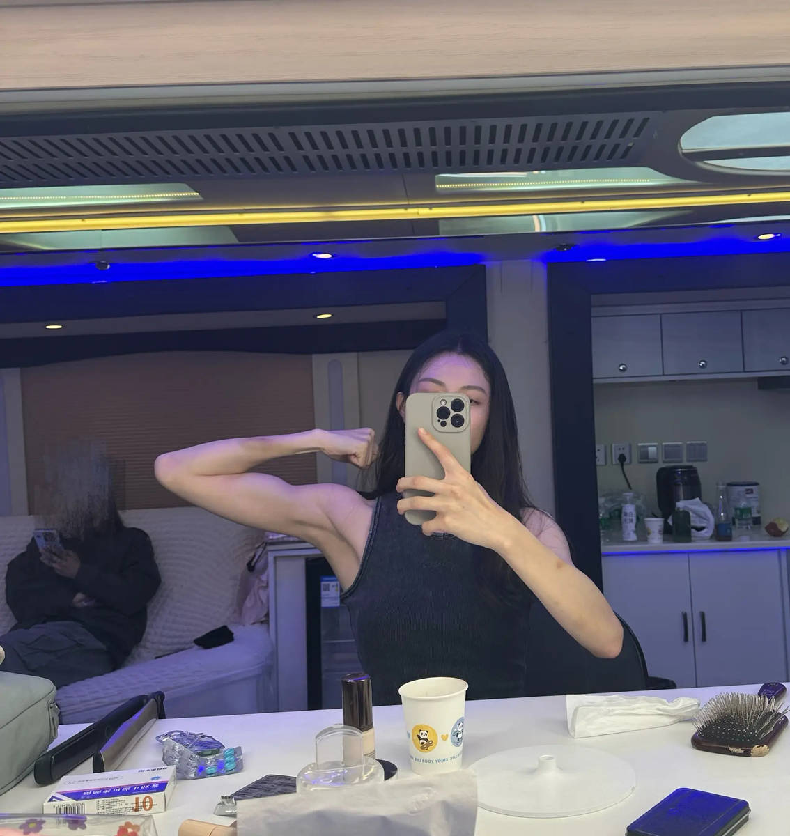 钟楚曦晒健身照大方展露手臂肌肉！健美身材超吸睛