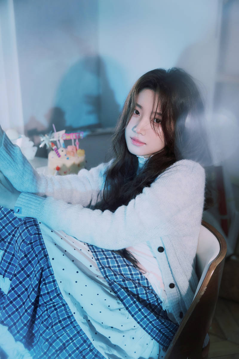 卢昱晓化身糖果少女清纯浪漫 双手托腮灵动娇憨