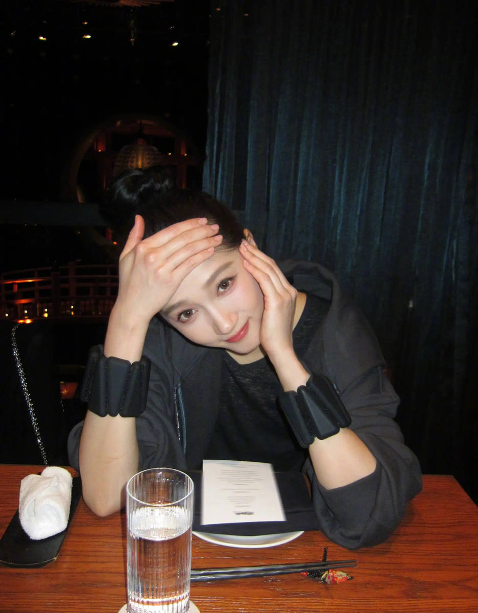 关晓彤更新美照！在新加坡边看风景边夜跑十分惬意