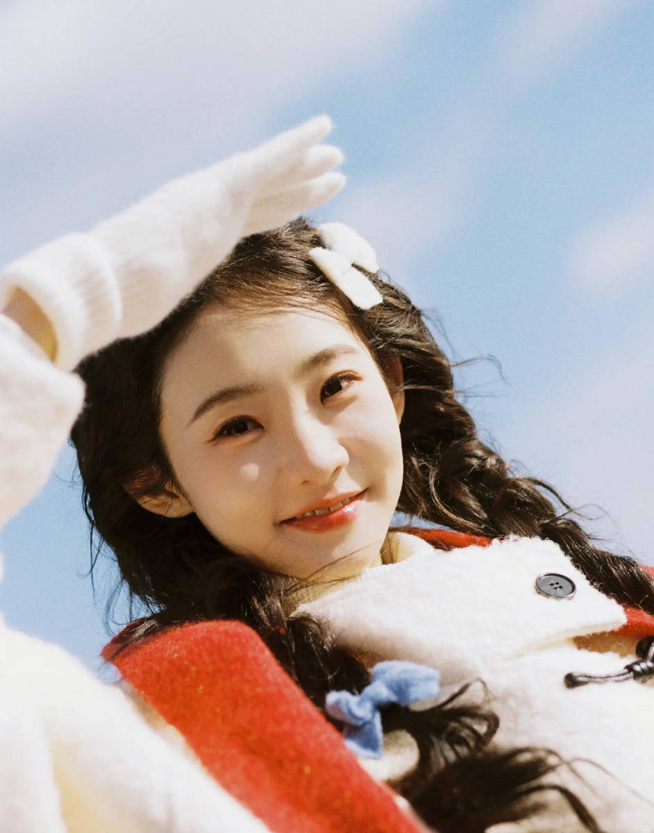 张艺凡海边大片少女感满满 麻花辫造型灵动明媚