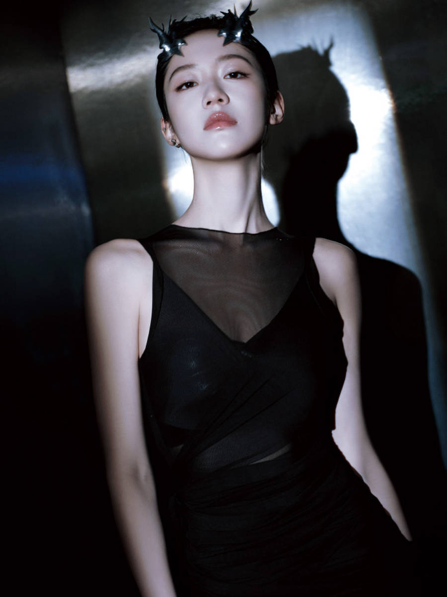 机械风小龙女！向涵之戴银色龙角走红毯