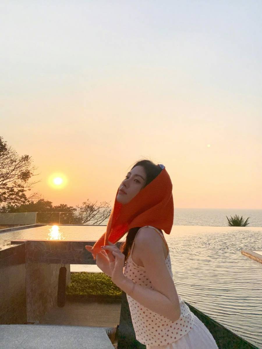 美神降临！鞠婧祎戴红头巾拍摄落日大片