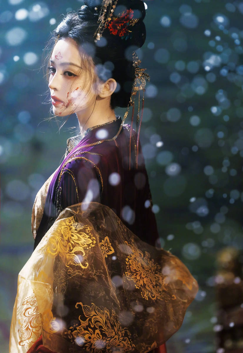 古力娜扎紫金古风裙配花钿 冷艳破碎气质清冷