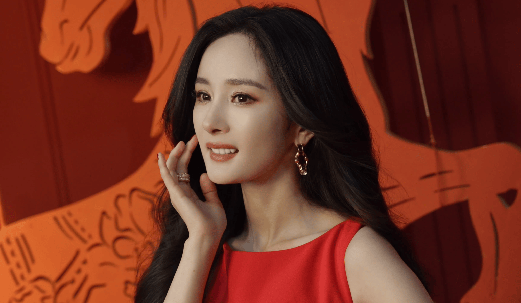 杨幂穿无袖裙明媚动人 双手抱拳送祝福喜气洋洋