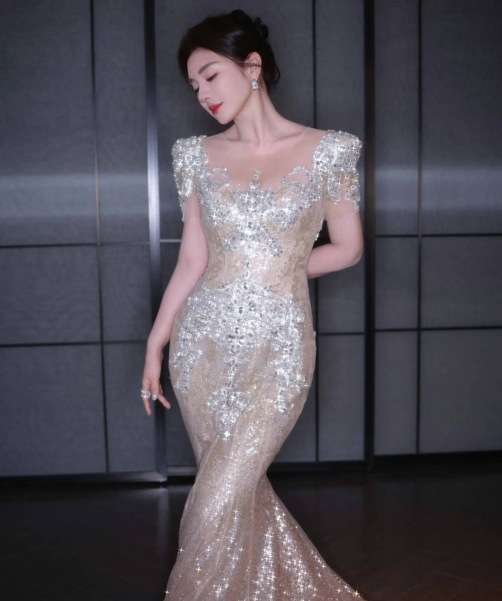 黄奕穿鎏金美裙展现傲人曲线 前凸后翘身姿优雅