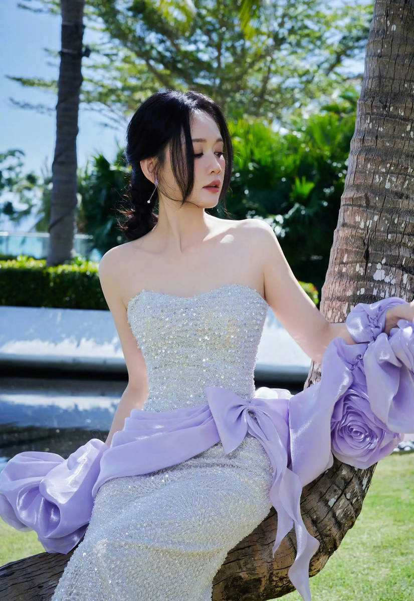 陈乔恩着闪钻鱼尾裙亮相海边 松弛自在尽显优雅