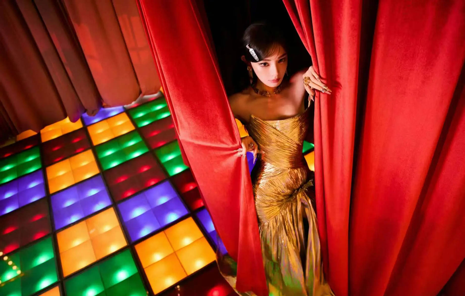 彭小苒穿抹胸礼裙明艳夺目 复古发夹点缀俏皮贵气