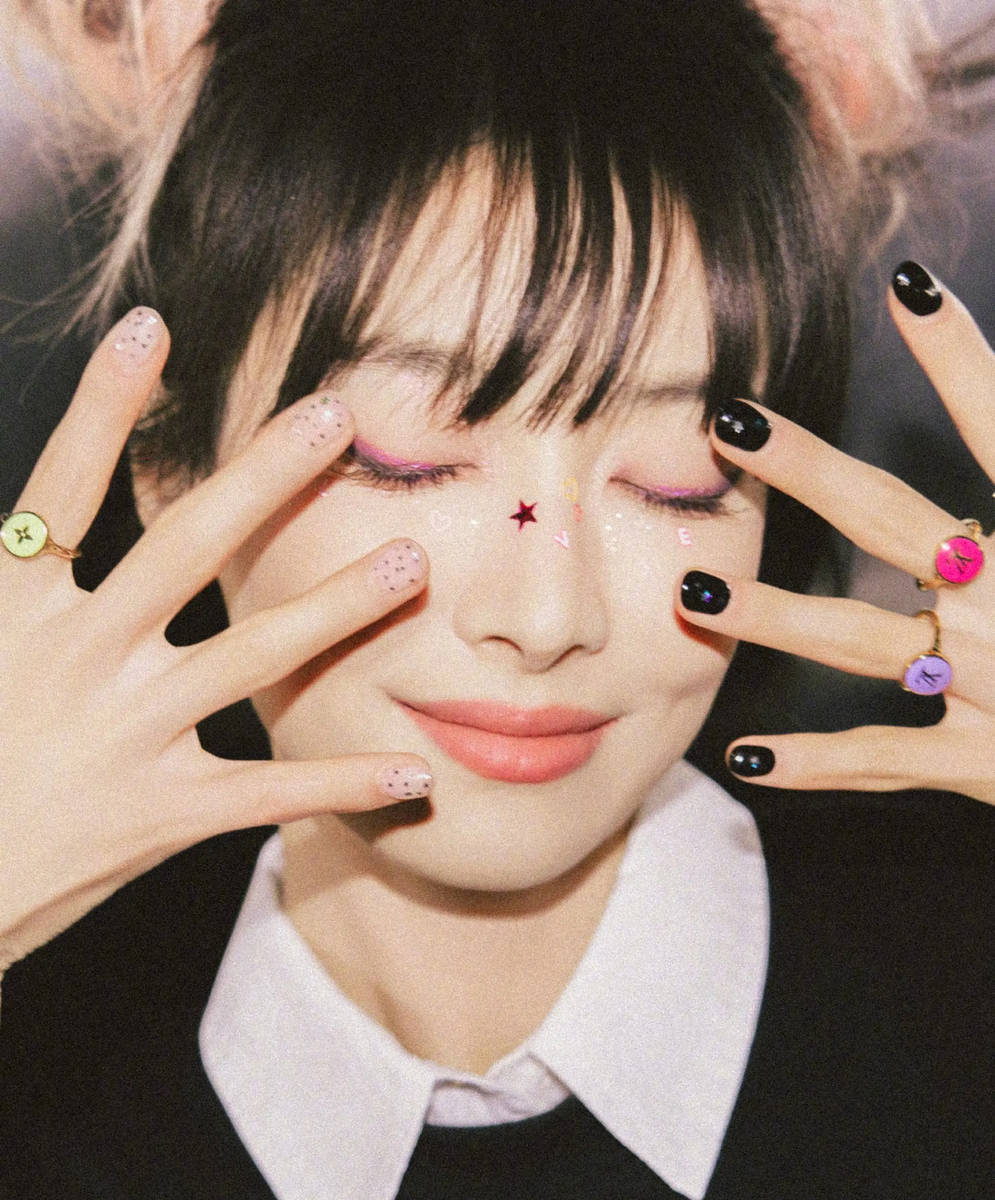 宋茜更新美照打扮靓丽！脸上的星星妆容超有少女感