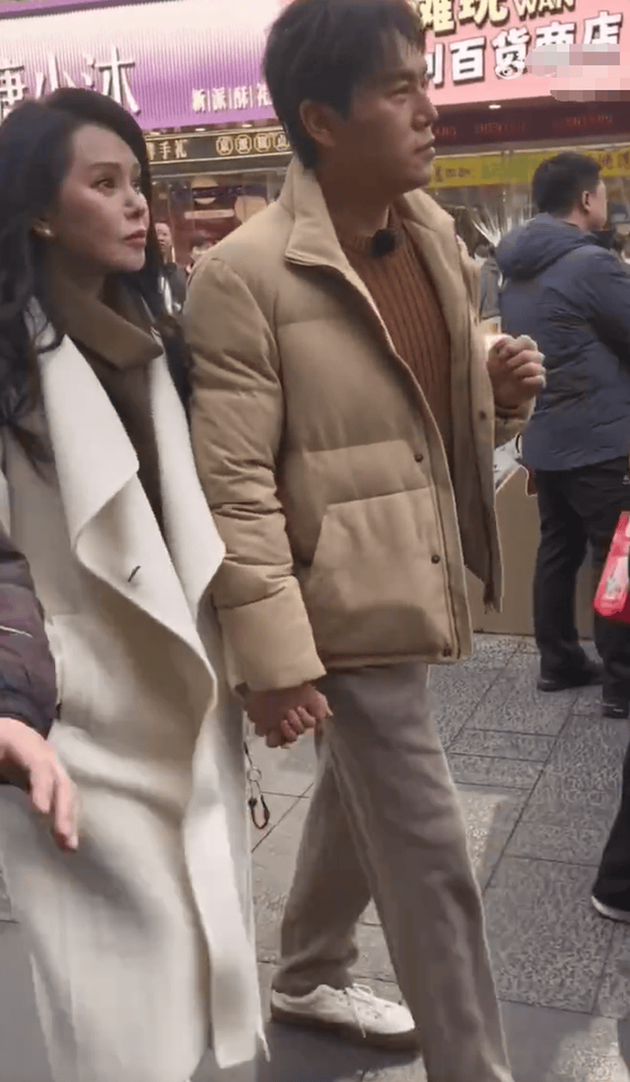 秦昊夫妇逛街被偶遇 伊能静没摘大衣吊牌引热议