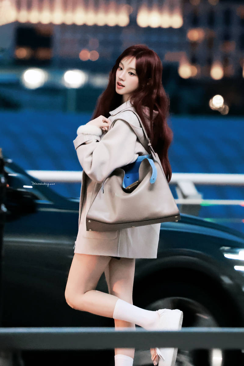 宋雨琦穿浅灰大衣背托特包时髦吸睛 甜酷兼具