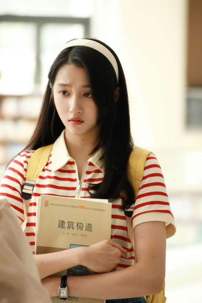 关晓彤戴发箍抱课本学生气十足 侧颜线条干净纯洁