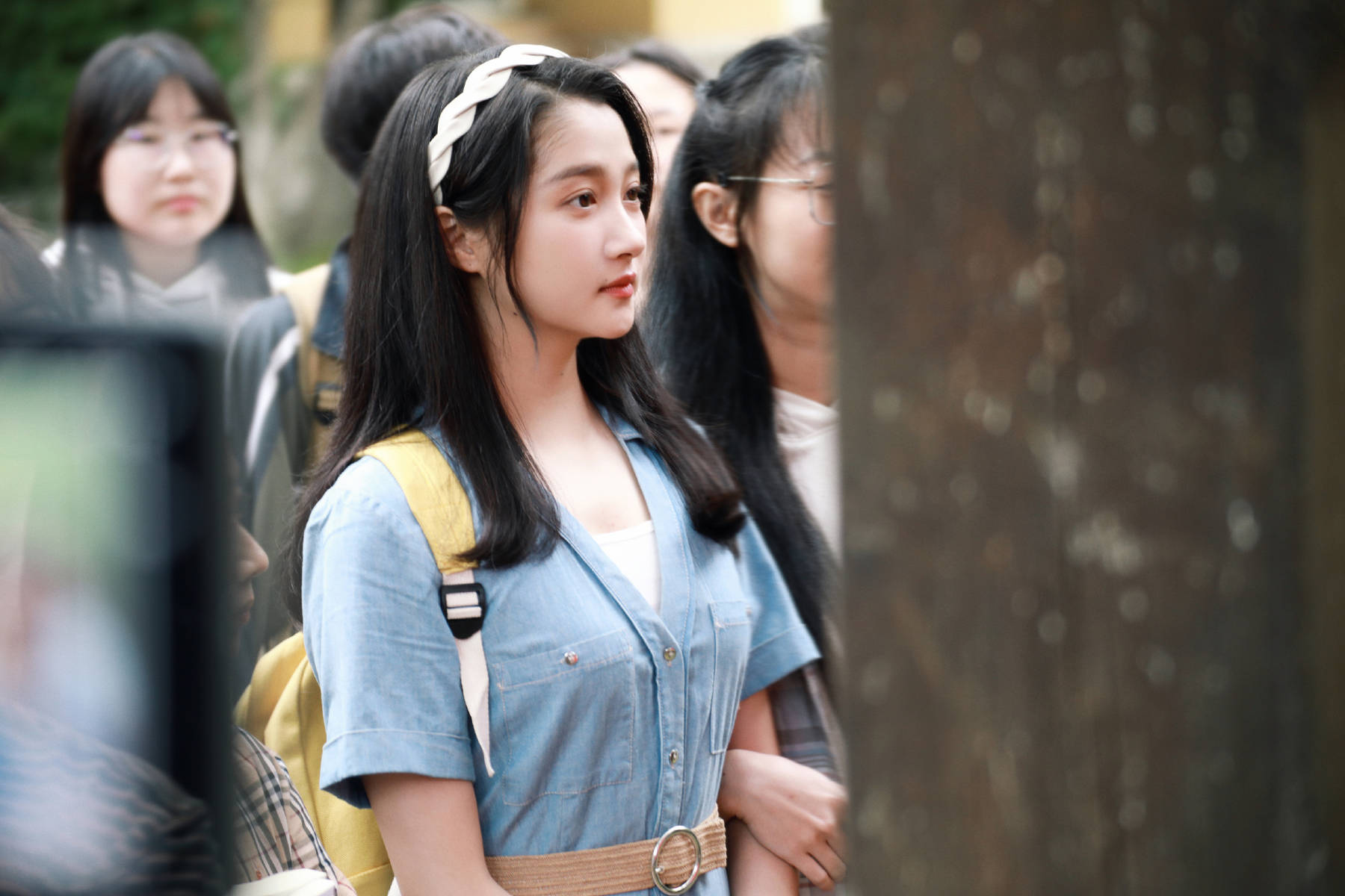 关晓彤留气质长发清纯乖巧 校园风穿搭青春亮眼