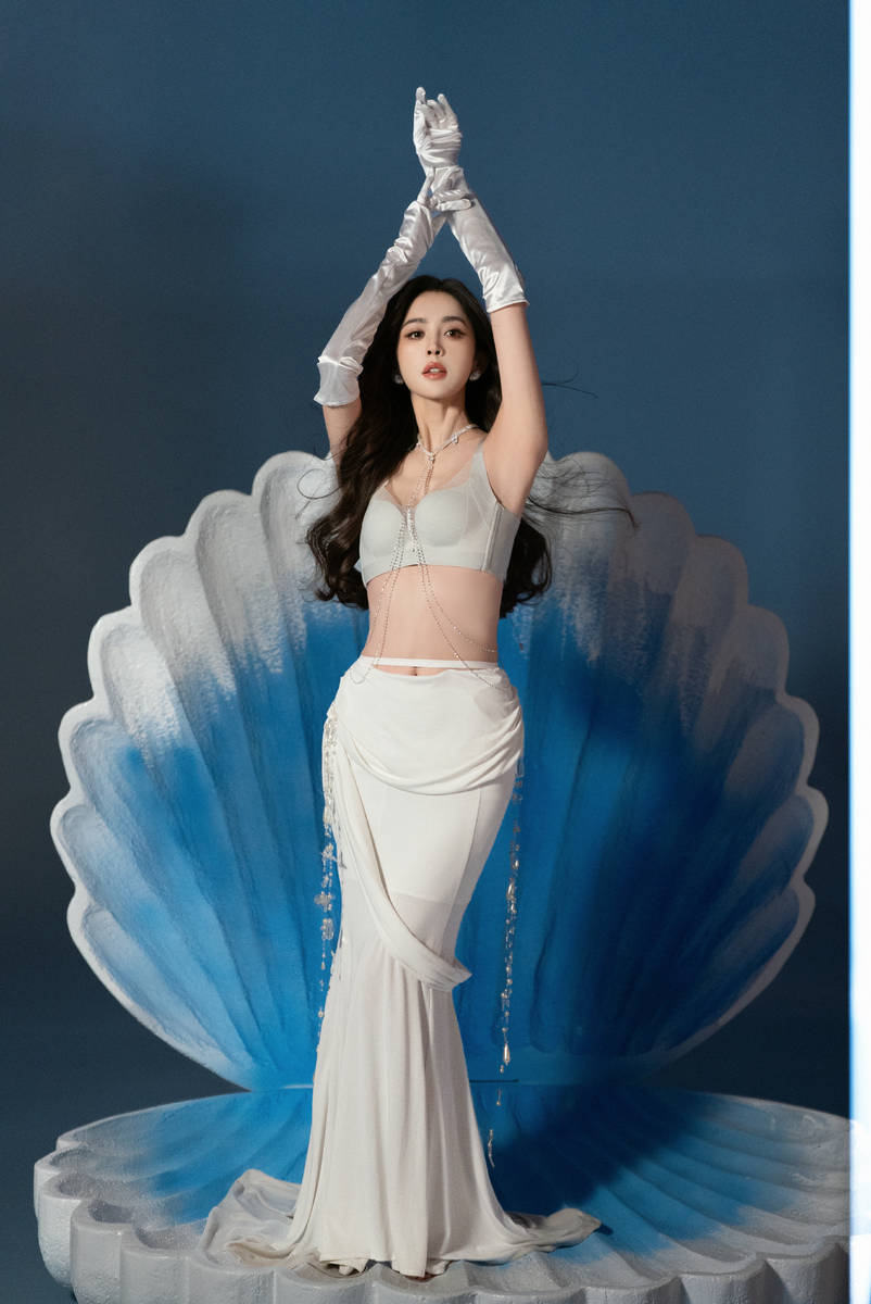 娜扎蕾丝内衣配温柔卷发性感 披紫缎披风神秘魅惑