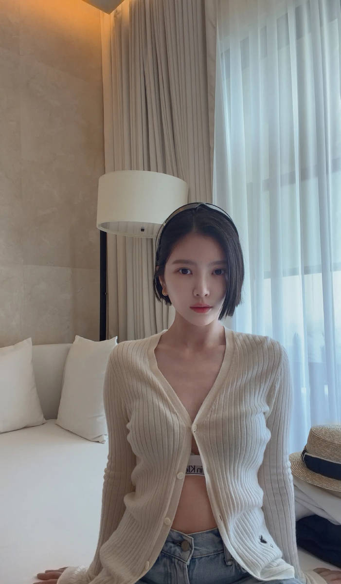 杜淳妻子短发利落明媚自信 穿比基尼凸显完美身材