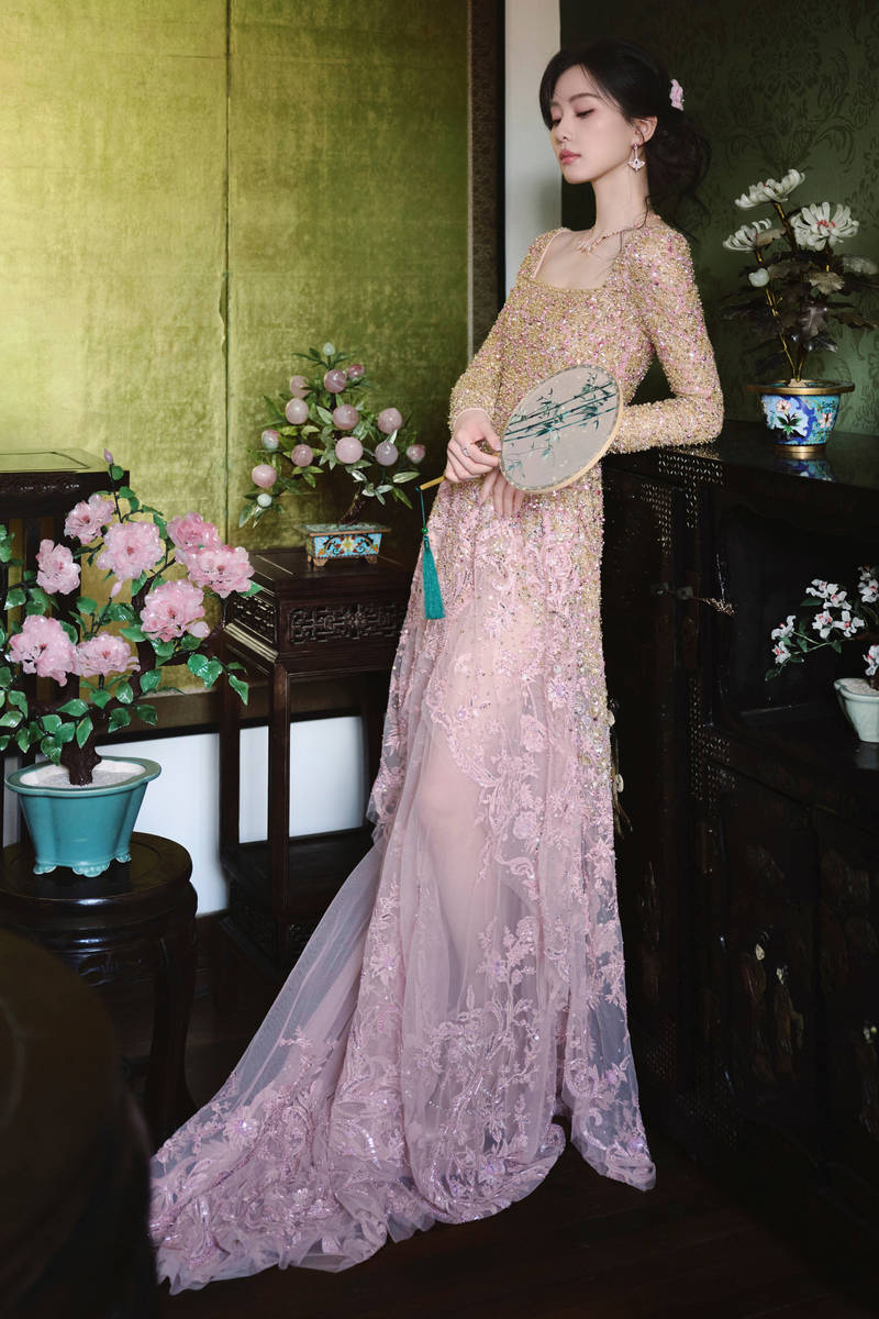 刘诗诗穿鎏金长裙天鹅颈吸睛 戴非遗绒花优雅动人