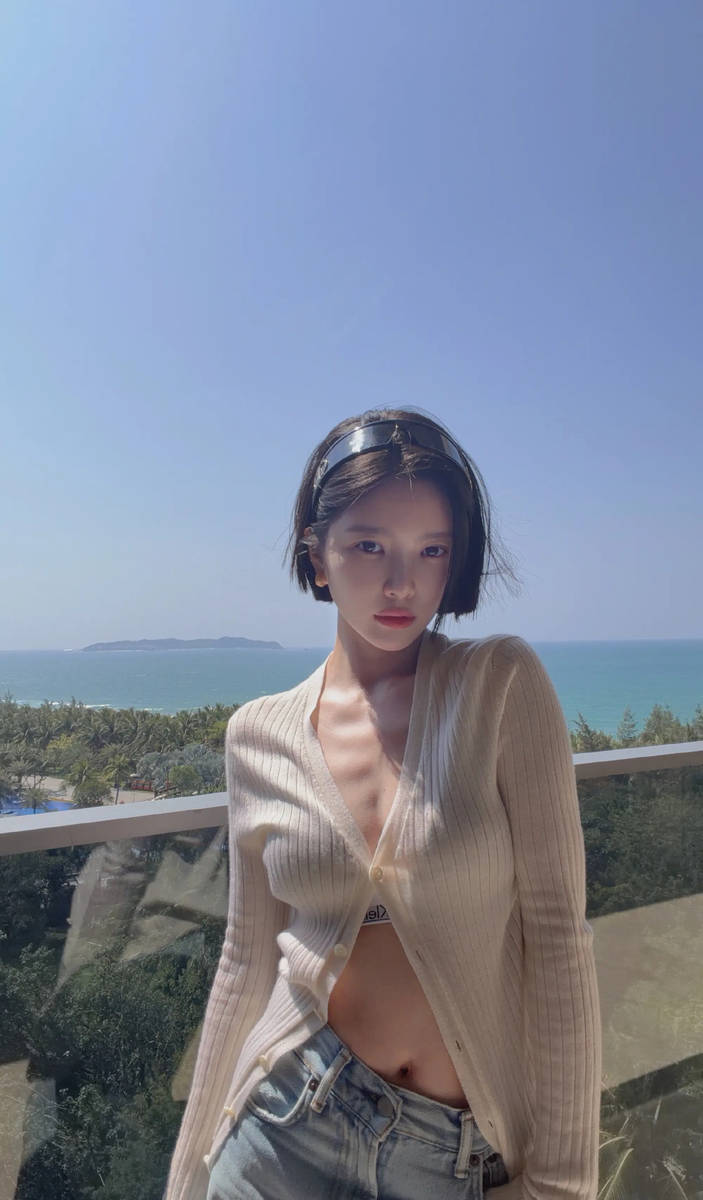 杜淳妻子短发利落明媚自信 穿比基尼凸显完美身材