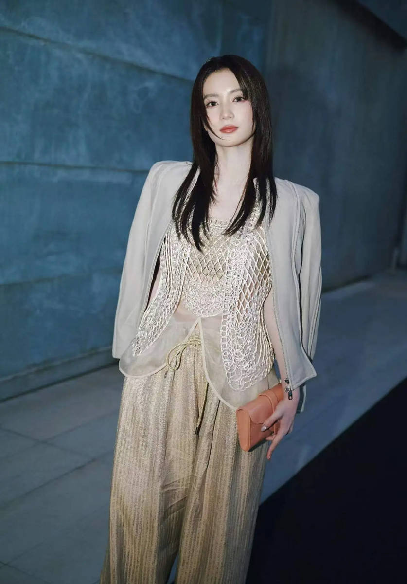 张雅钦穿镂空蕾丝背心 侧颜清冷尽显疏离破碎
