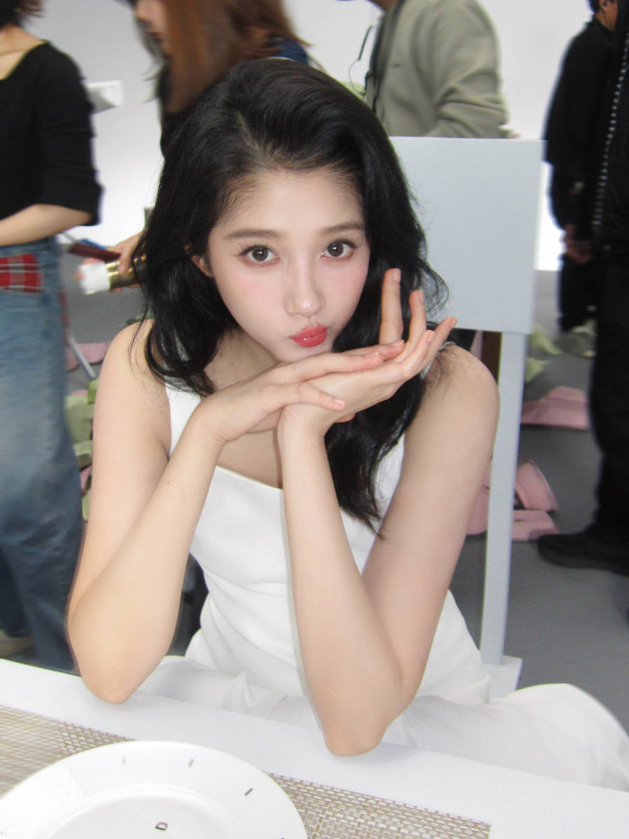 关晓彤穿白色连衣裙托腮拍照 清纯乖巧俏皮可爱