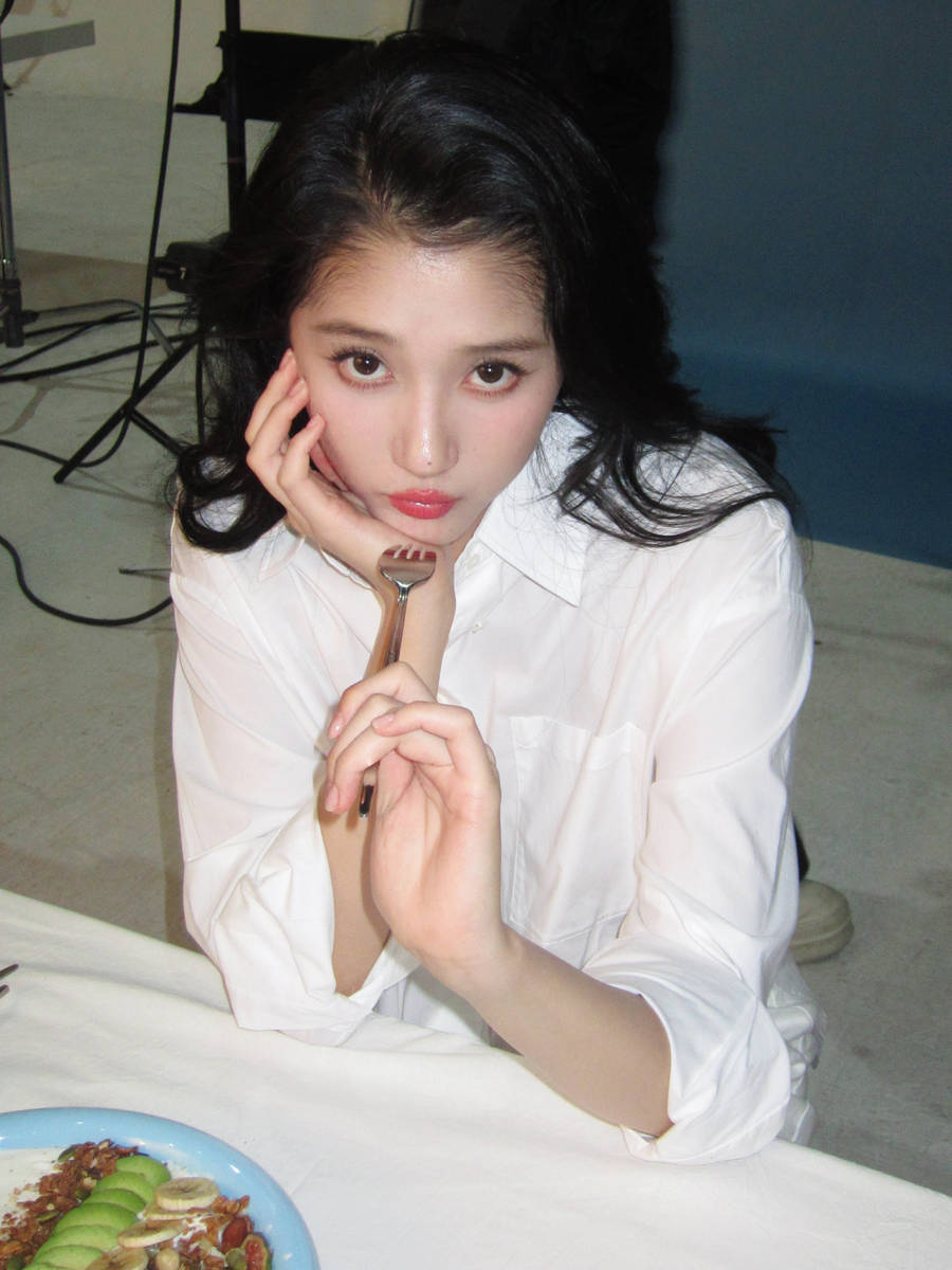 关晓彤穿白色连衣裙托腮拍照 清纯乖巧俏皮可爱