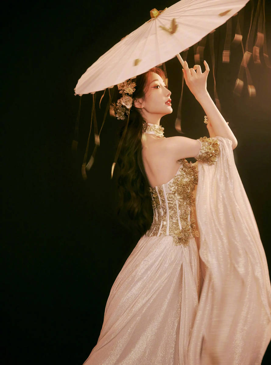 毛晓彤穿刺绣纱裙灵动贵气 眼尾红妆更添妩媚风情